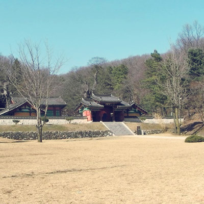 파주시 법원읍 동문리 산5-1번지
광해군 7년 을묘년 즉,1615년에 건립되었으며 창건당시에는 율곡이이와 휴암 백인걸 선생을 동시에 제향했습니다. 휴암선생의 증손인 백홍우의 상소로 사액을 받았습니다.